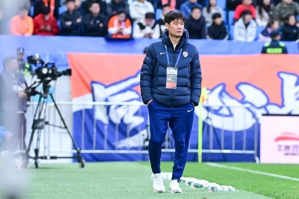 近期谈续约！青岛海牛否认李霄鹏离队本赛季率队保级功不可没