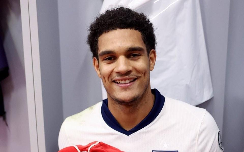 完成英格兰成年代表队首秀，夸安萨获赠纪念帽