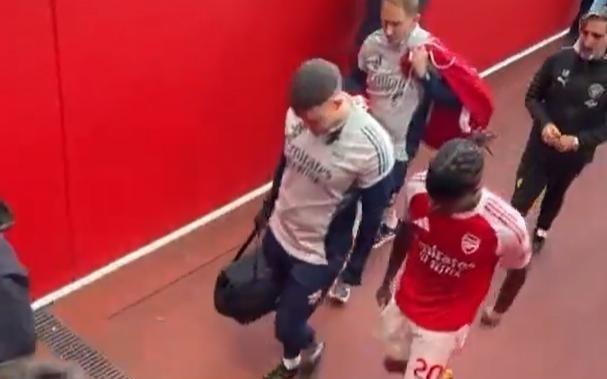 恐伤及十字韧带，马杜埃凯昨晚离场时一瘸一拐，疑似膝盖受伤