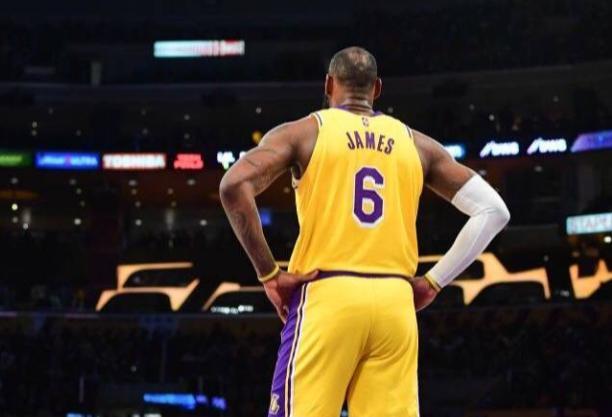 真GOAT！美媒晒出詹姆斯在球场五个位