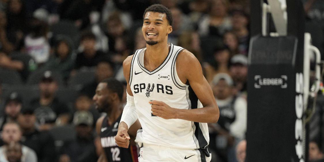 轰38分12板5助5帽，NBA历史首人！被夹懵的文班亚马怎么又行了