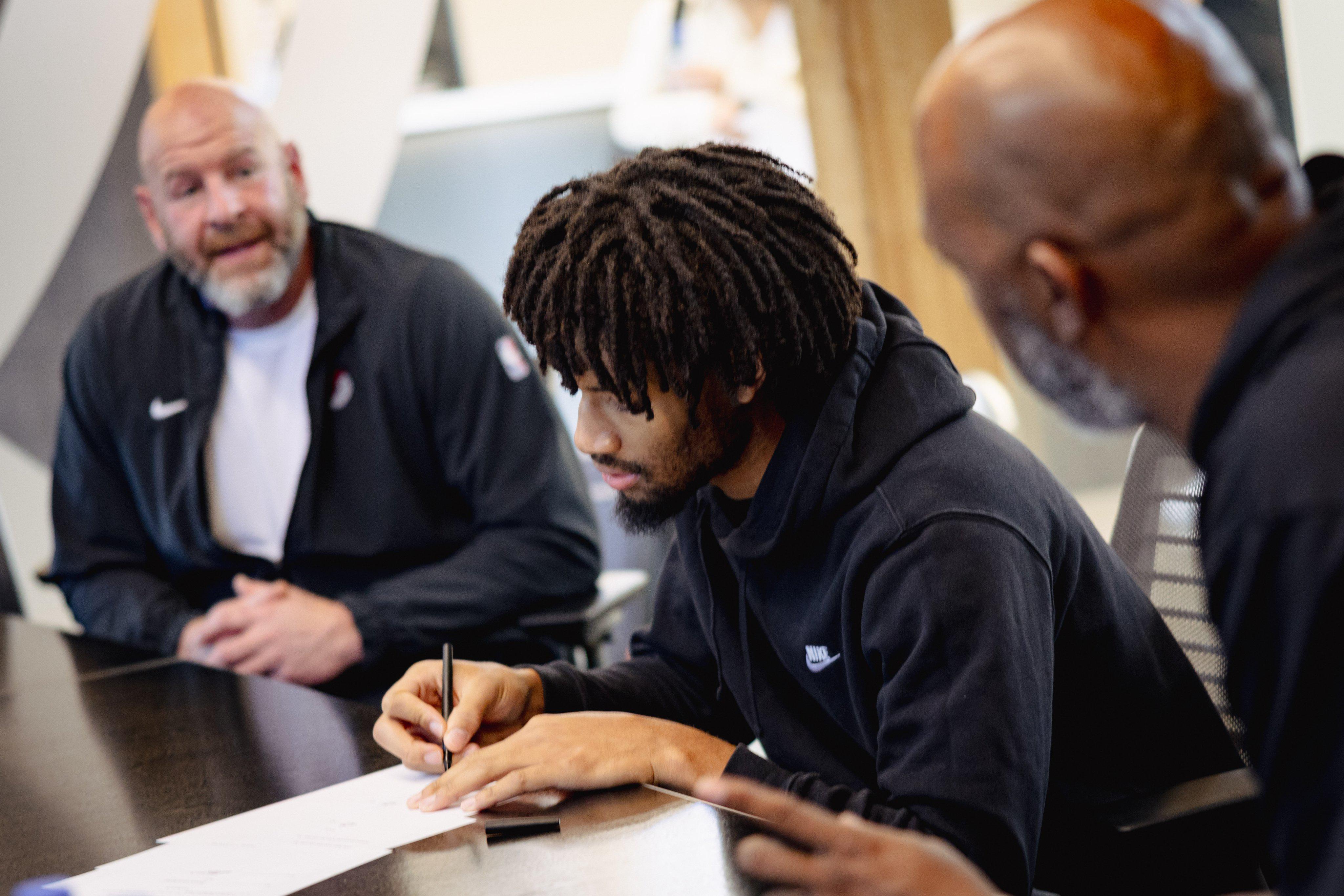 4年1.72亿！开拓者官宣续约两大新星杨瀚森等队友集体祝贺他们