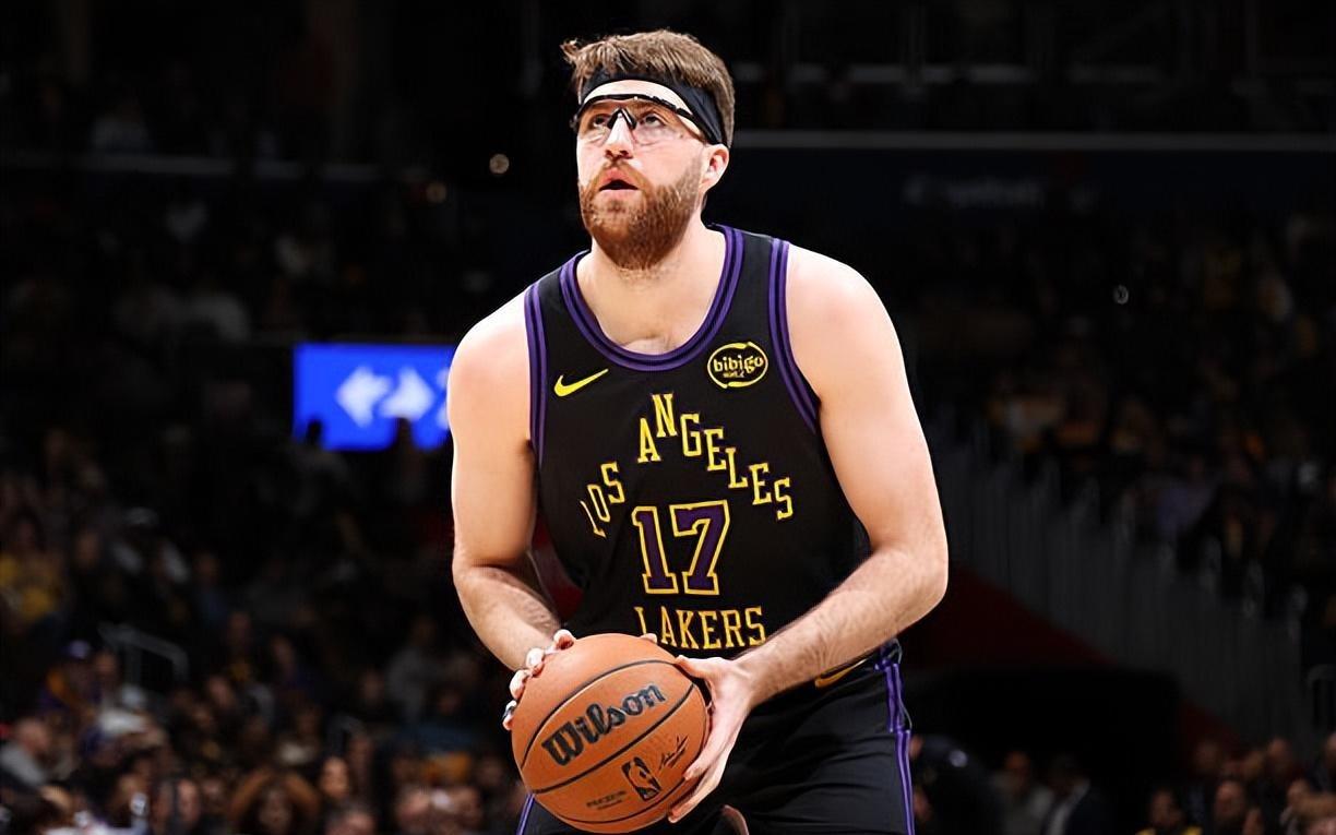 又能得分又能传球，湖人替补内线新星在进攻端的功能非常全面