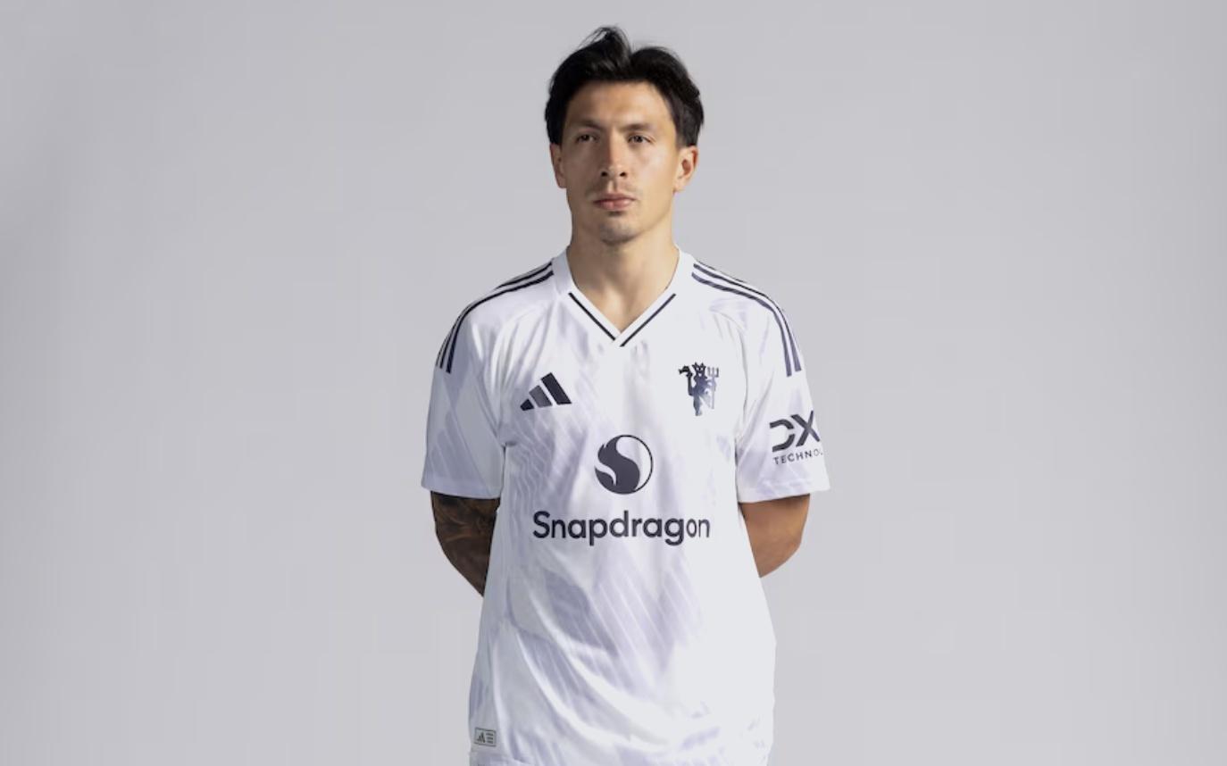 本赛季首次！曼联官方：对阵利物浦时将身披白色客场球衣