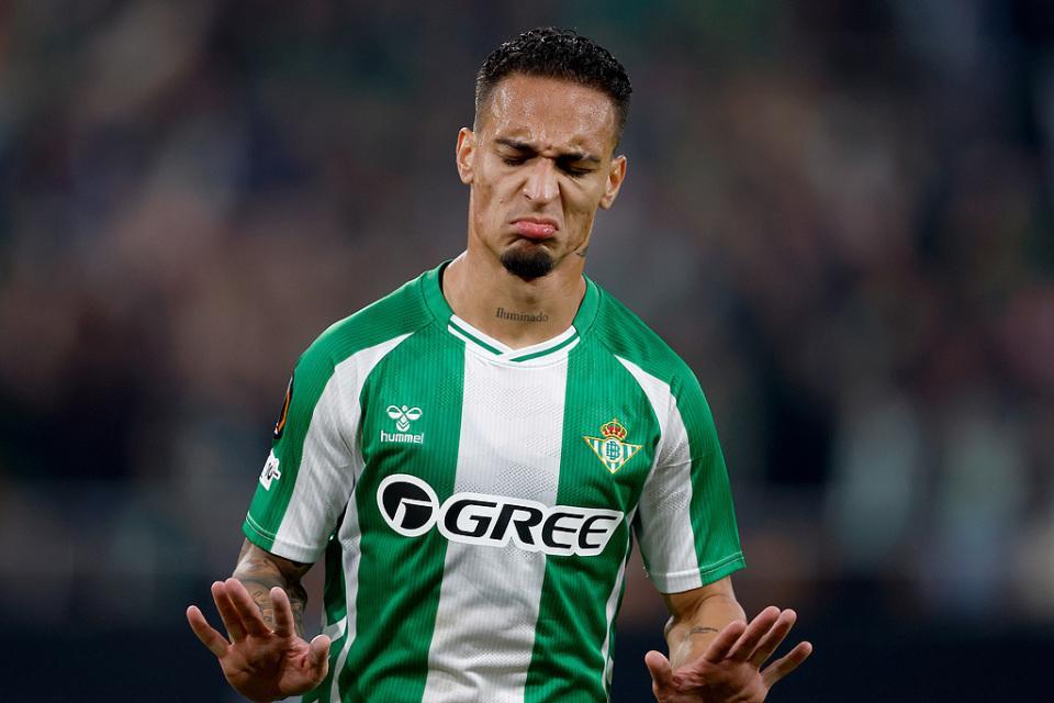 梅西附体！安东尼欧联超车后1V3吊射10场6球2助打脸曼联+巴西队