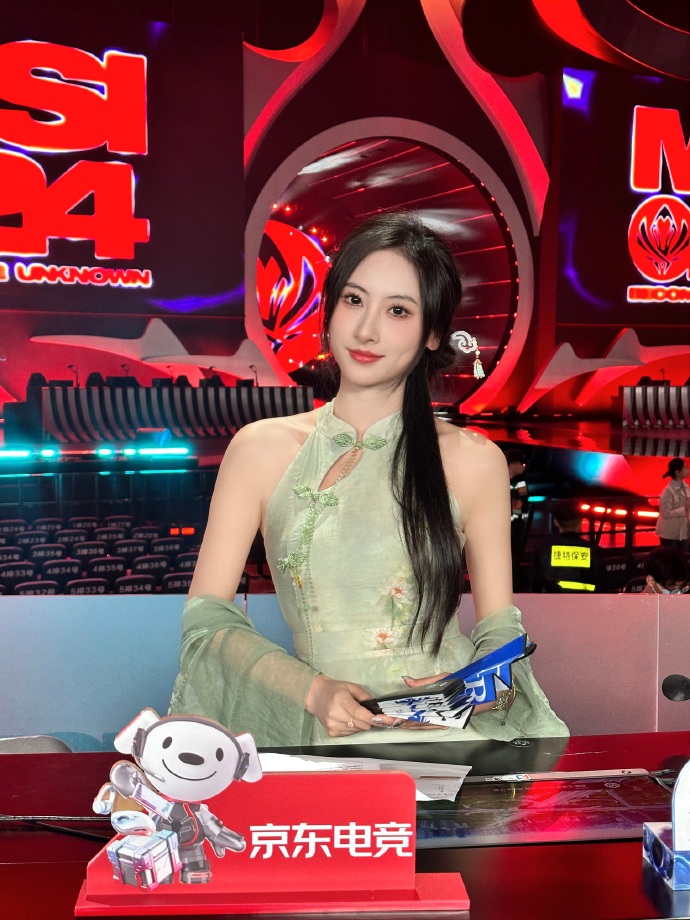 数一数二！鼓鼓晒昨日现场返图绿色旗袍小露香肩摇扇：成都开一局