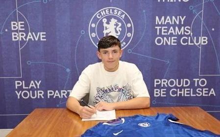 官方：切尔西与17岁中场雷吉沃尔什签下首份职业合同