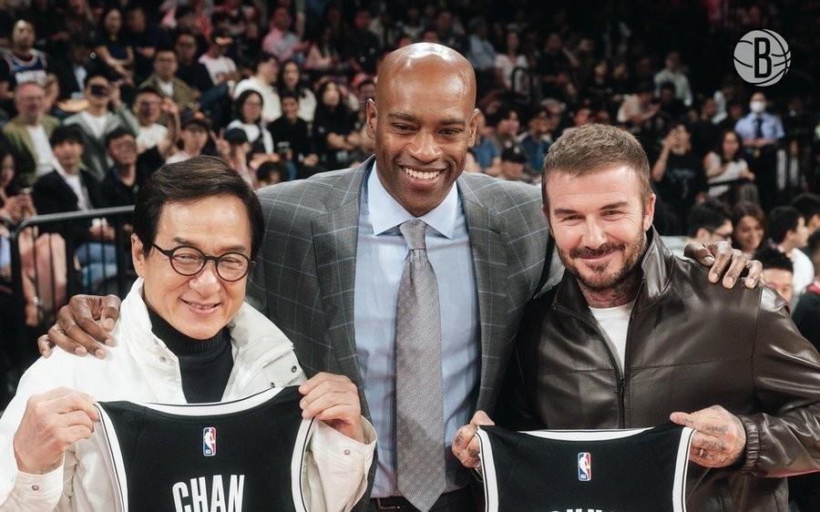 现场观战NBA中国赛，成龙和贝克汉姆获赠篮网专属球衣