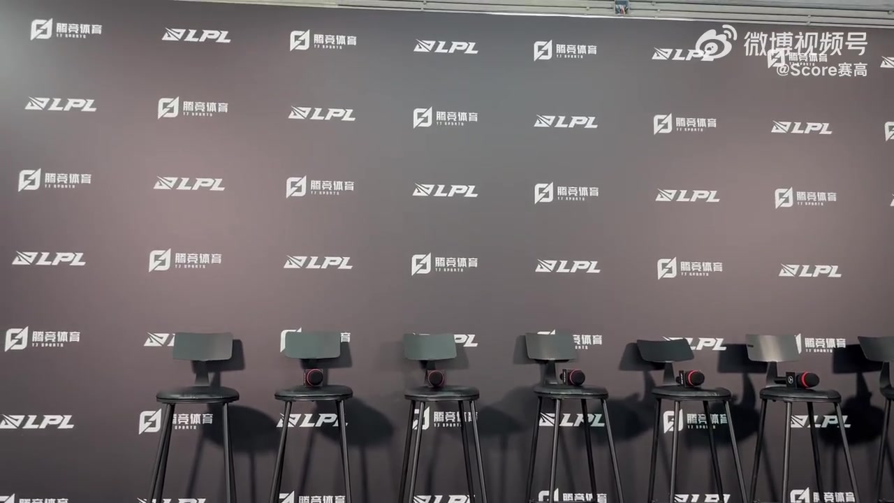 胜利来之不易当然要笑！BLG还没进门就听到左手的复盘笑声了