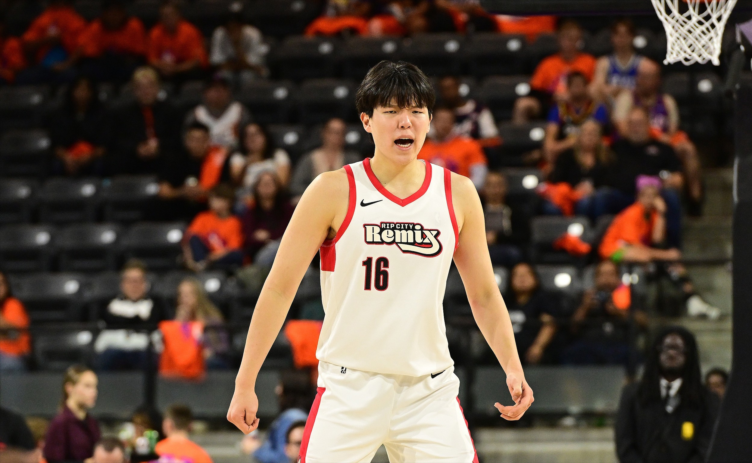 杨瀚森21+9+3帽！关键时刻连中2记三分，球迷：最后一投为何给他