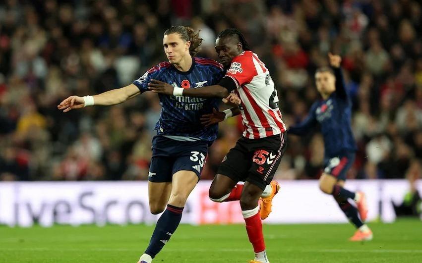 豪门翻车夜！曼联绝平热刺，拜仁16连胜终结，阿森纳无缘英超神迹