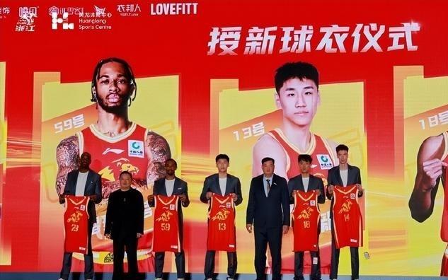 媒体人：山西男篮登上前往杭州的飞机