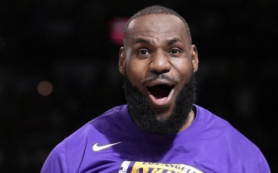 只差50场，NBA神级纪录诞生！都以为你要退役，你却“玩弄”球迷