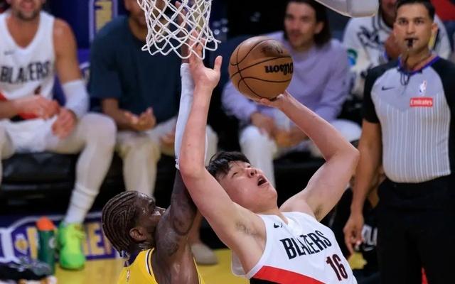 四场比赛下来中国球迷该醒了：杨涵森不上场才更有利于开拓者赢球