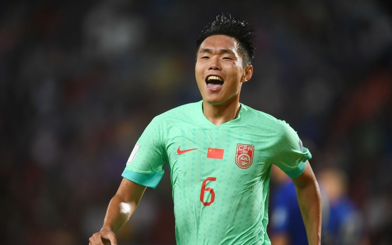 他是中超最励志典范从豪门边角料，逆转为新东家队长，入选国足