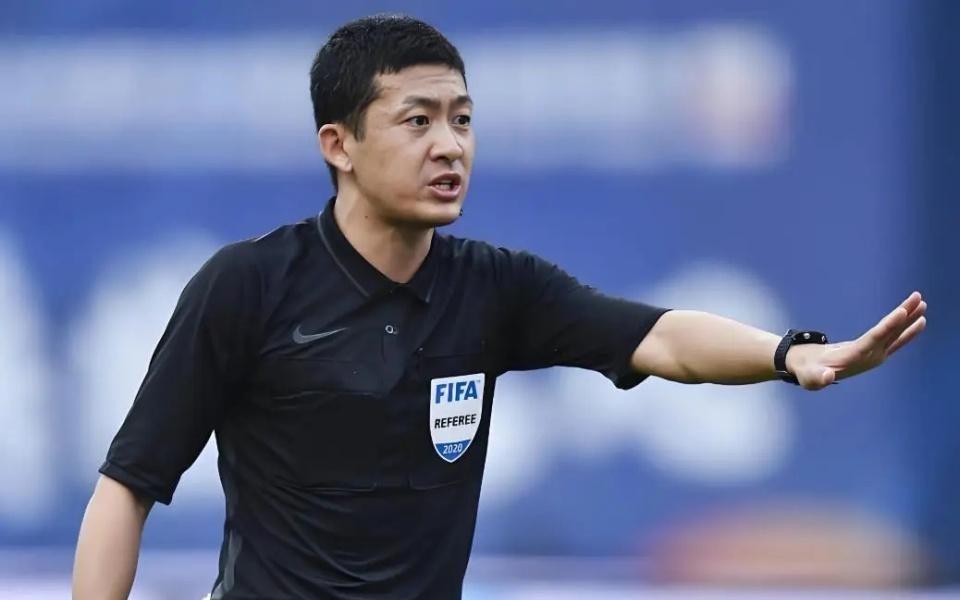 中超争议判罚！张雷又抢镜，杨一鸣染红，博主：不是故事就是事故