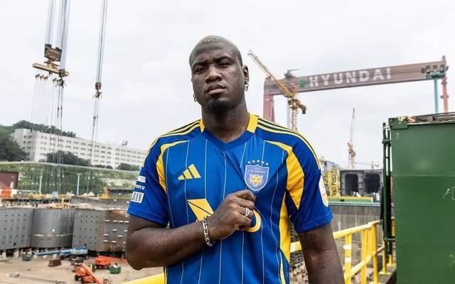 成都亚冠首秀，韦世豪出战未定三连客留力申花莱切特顶住马尔康