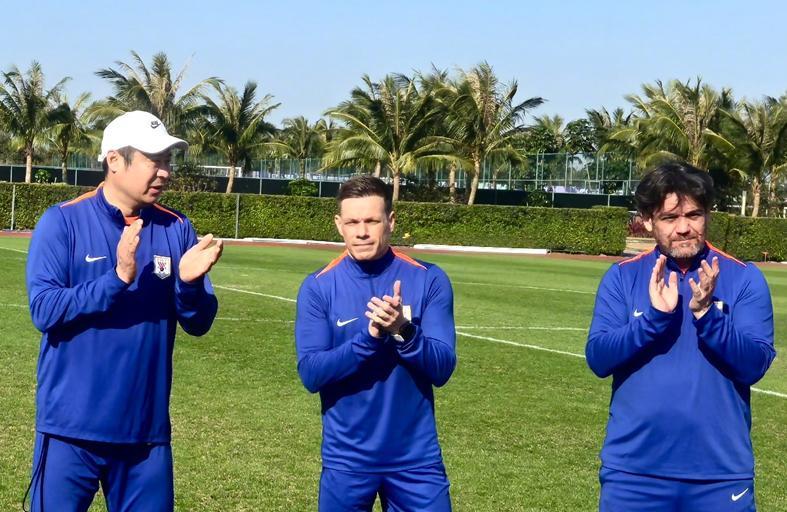 泰山保三争一不买悍腰中卫难产高层怕了！足球报锁死到位时间