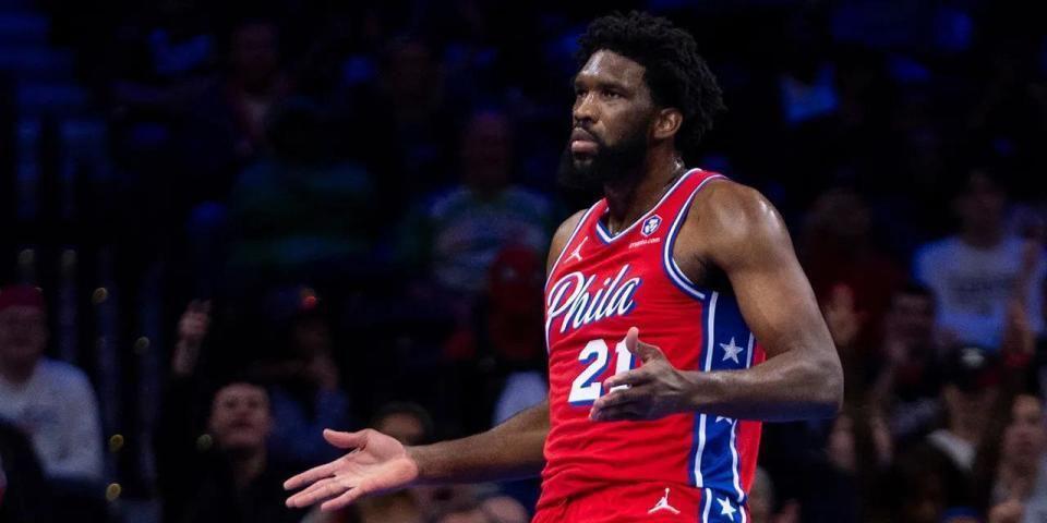 恩比德被罚5万美元！打成2+1后做不雅手势大帝回应裁判也该罚