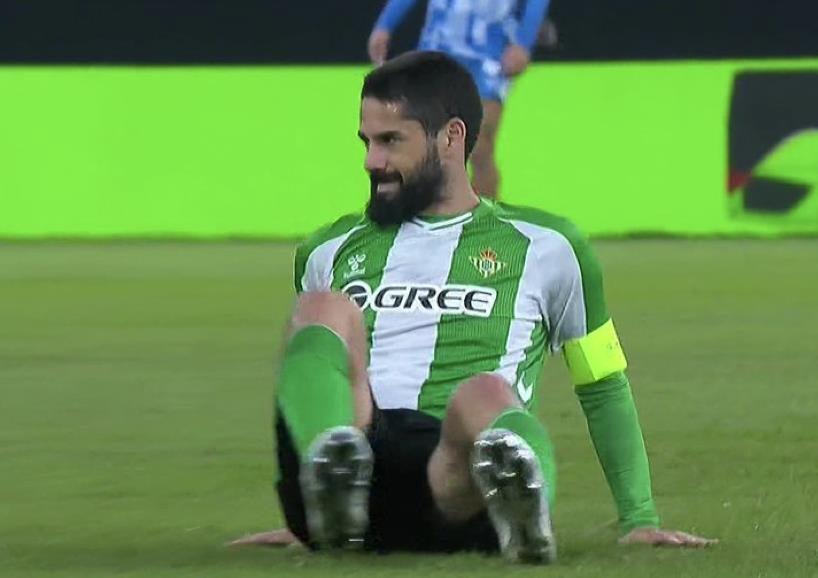 双核“自相残杀”！伊斯科与队友相撞双双伤退，贝蒂斯运气真是差