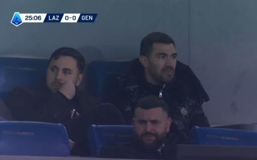 正在闹转会，拉齐奥对阵热那亚时罗马尼奥利出现在看台上