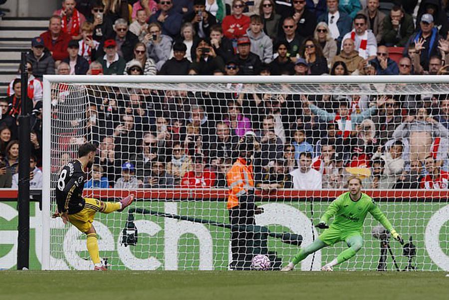 B费确定继续罚点球！寄望幸运白衣，欲效仿曼联一人对利物浦进球