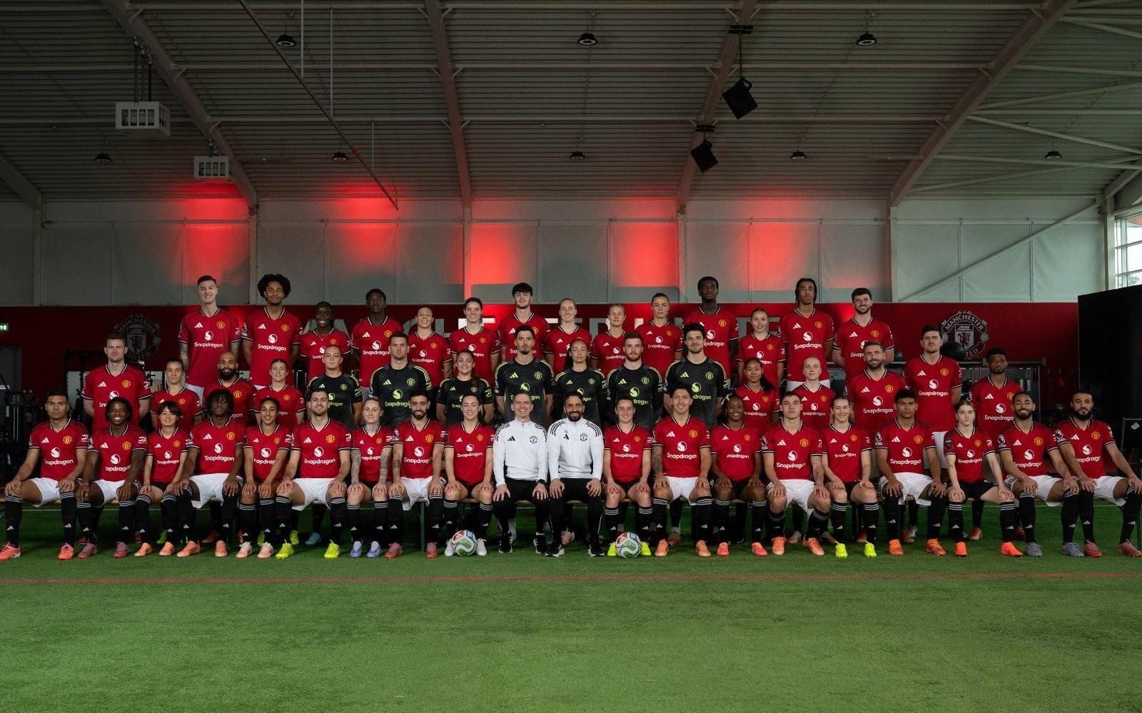 曼联发布年终大合影，眼尖球迷发现谢什科像是被P上去的