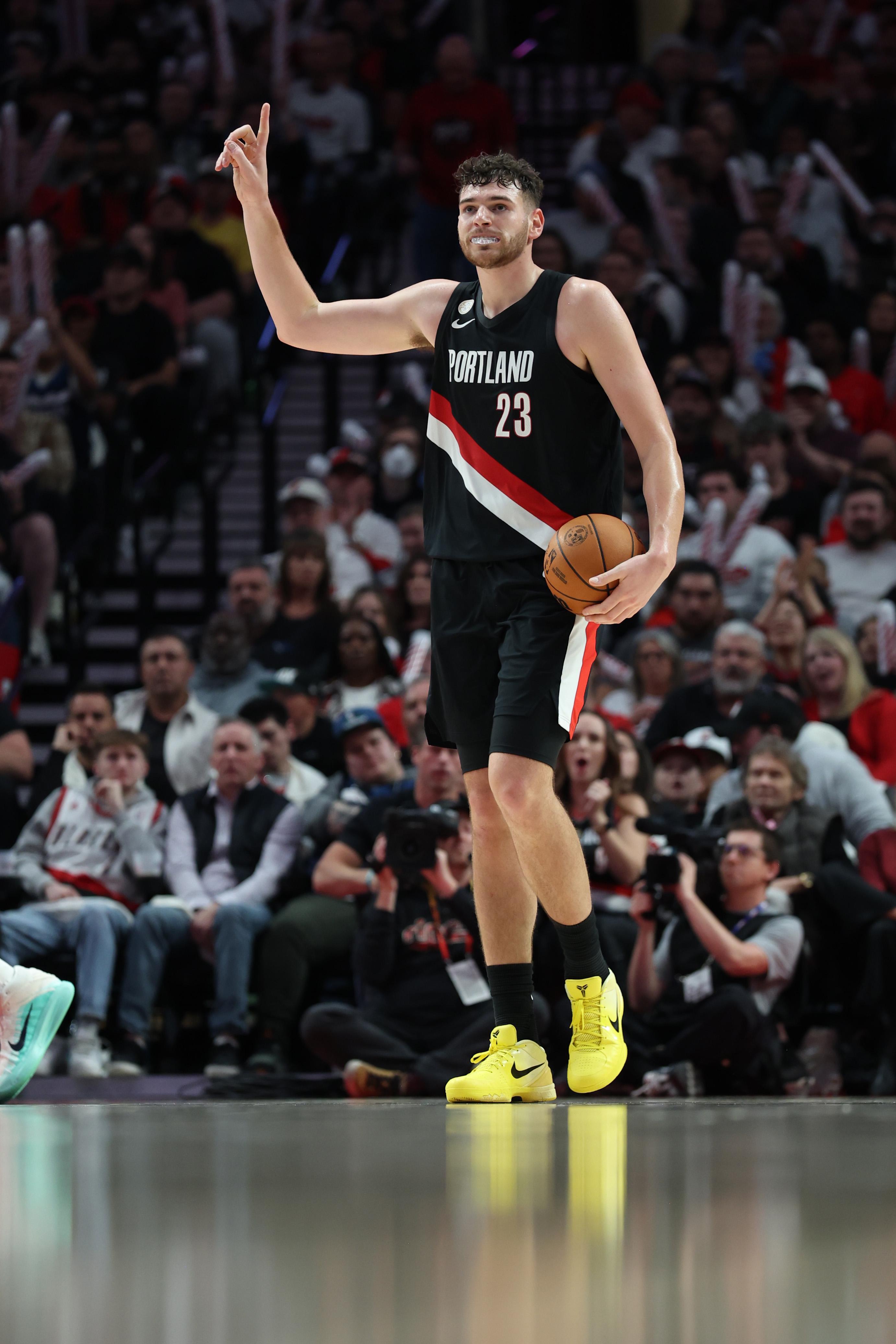 撑起内线大旗！克林根12中8得到14分16篮板