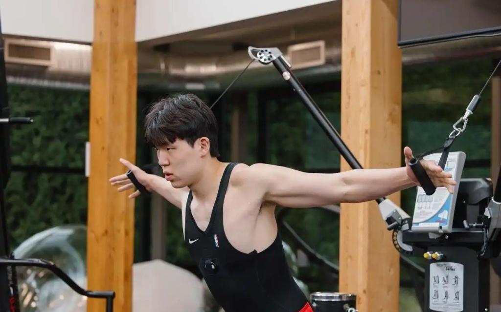 杨瀚森亮相利拉德球迷见面会，与当家球星热情拥抱即将出战季前赛