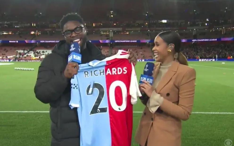 节目直播中，理查兹收到一件阿森纳与曼城的缝合球衣
