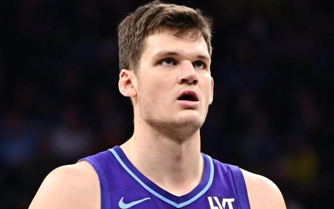 彻底谈崩！国手中锋还剩一年合同，湖人机会来了！