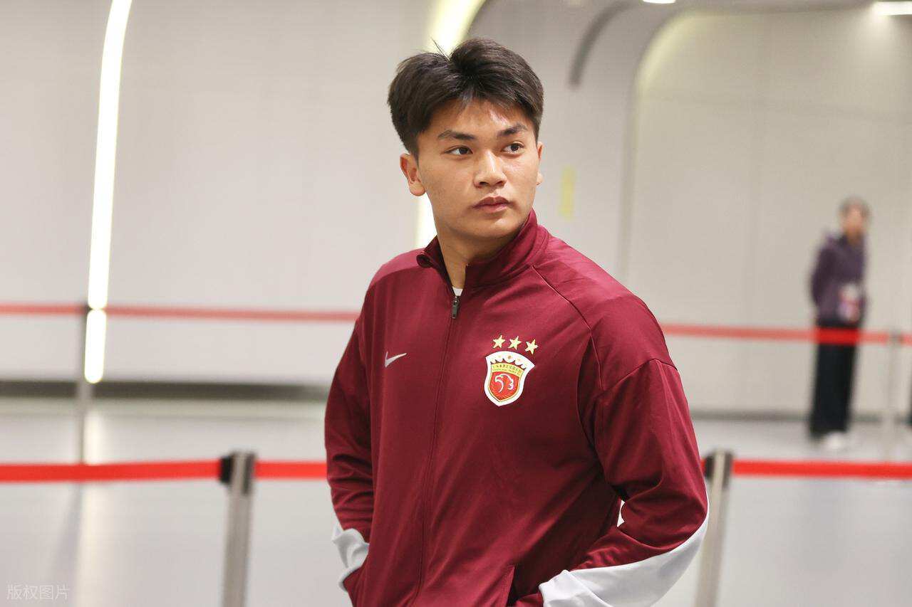 中国U22国足新名单公布，王钰栋入选引发热议，球迷：他该歇歇了
