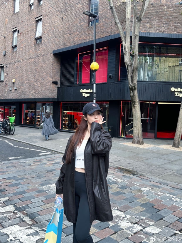 这裙子怎么脏了解说Kitty晒照：伦敦一日游