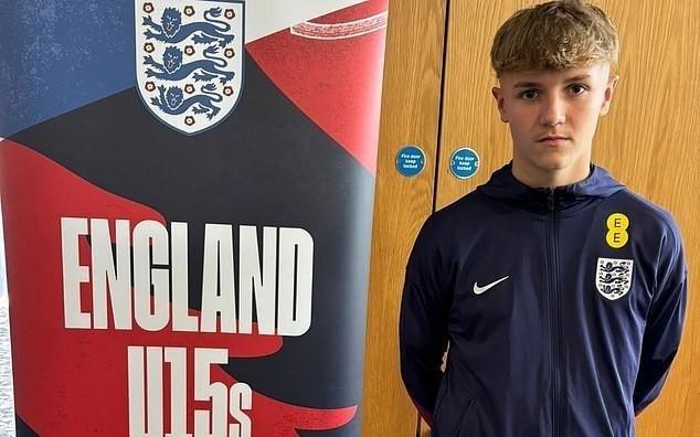 邮报：伯明翰力图续约14岁门将新星史密斯，多家英超豪门关注