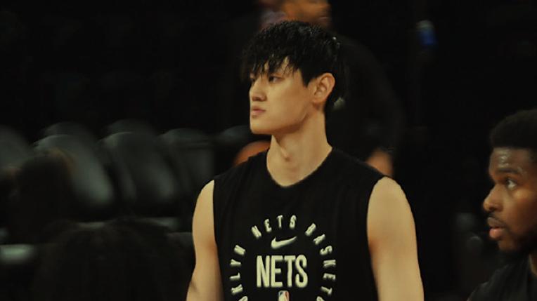 篮网赢了，但球迷输了！非主角却贡献两个热搜，曾凡博无缘NBA