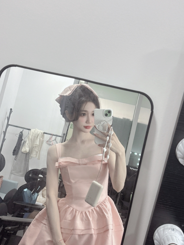 主持小悠晒照：昨天上班是粉色皮肤，出