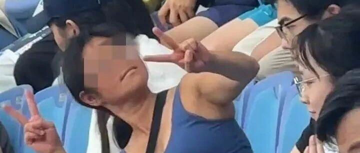 上海网球大师赛一球迷被抬出场，警方通报：谢某某女，46岁酒后严重扰乱赛场秩序，已被行政处罚