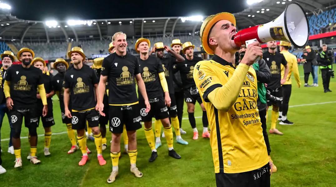 20！1379人渔村球队创造奇迹，提前三轮夺冠，下赛季将出征欧冠