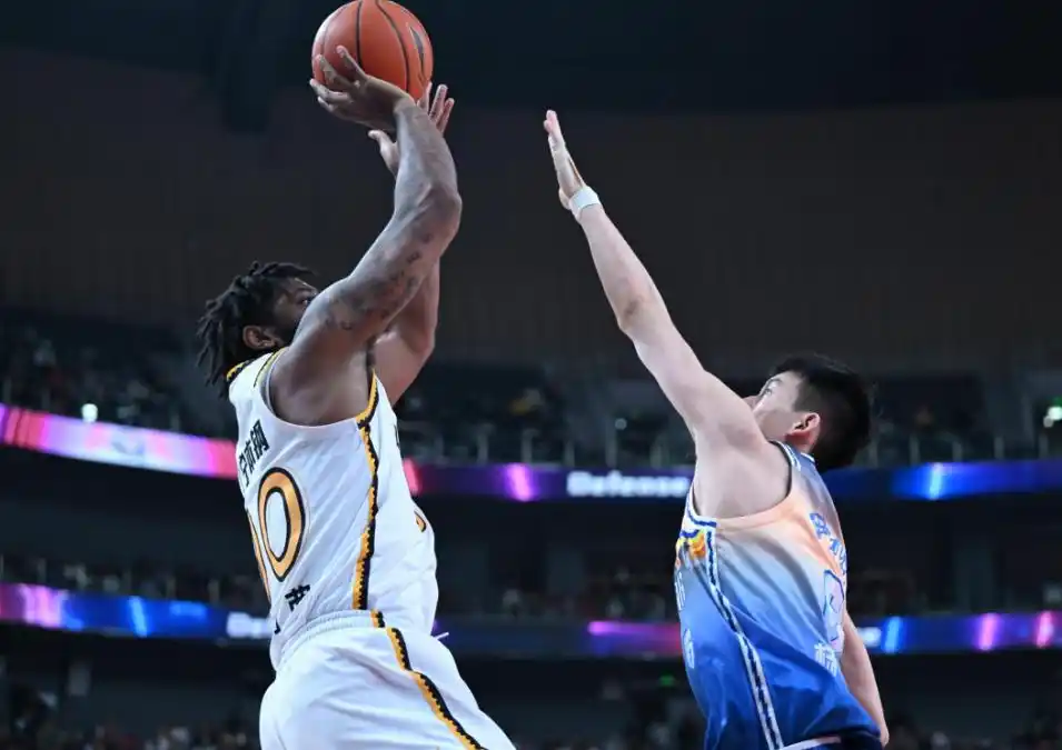 4外援3个老熟人！辽篮引援消费降级杨鸣也无奈，下赛季保12争8