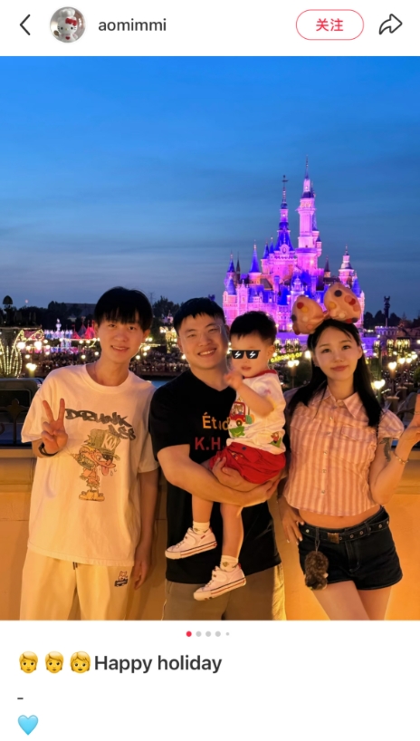 一家四口奥咪咪晒照，小明和Uzi一家一起过节