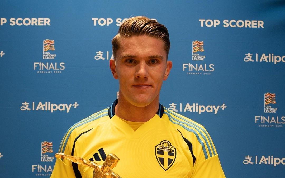 荣耀时刻，哲凯赖什在昨日领取2425赛季欧国联最佳射手奖杯