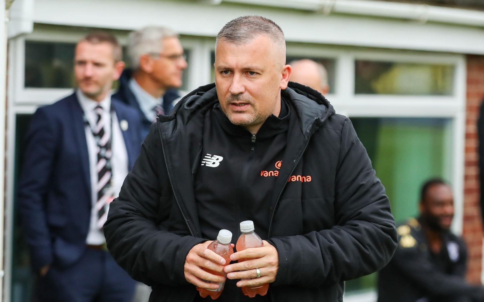 因有球员遭遇种族歧视，一场足总杯资格赛在第67分钟中止