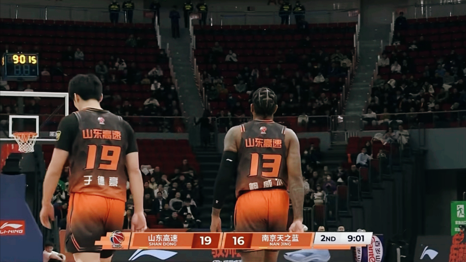 于德豪惊艳5记3分！山东豪取6连胜，邱彪深陷争议：凭啥无视新星