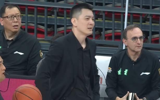 冤不冤杨鸣为何连吃2T被驱逐，成赛季第一人，恐遭篮协追加处罚