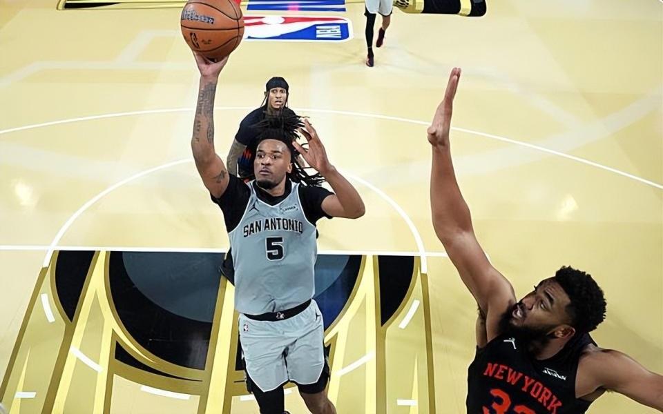 手感确实是不太理想，但马刺后场新星还是起到了各方面的作用