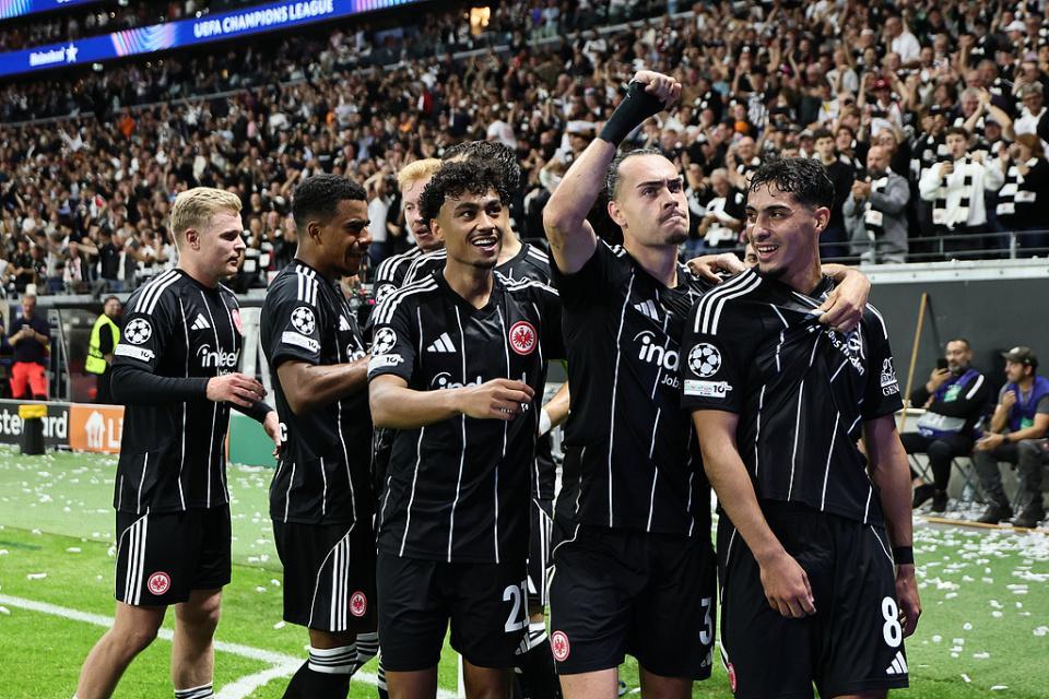 51逆转！德甲黑马登顶欧冠+创65年神迹，又造新神锋：首秀2射1传