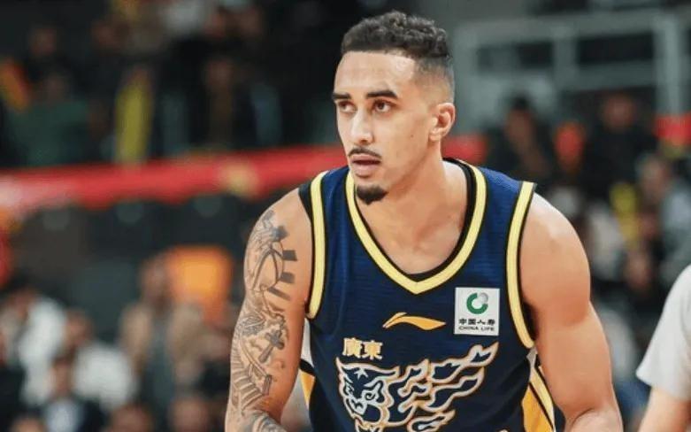 胜深圳发布会！杜锋不满上半场+点年轻球员问题，奎因大赞杜润旺