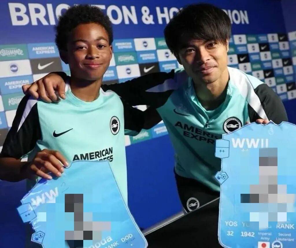 手持日本战犯照片引众怒，三笘熏“装死”不回应，英超应出手重罚