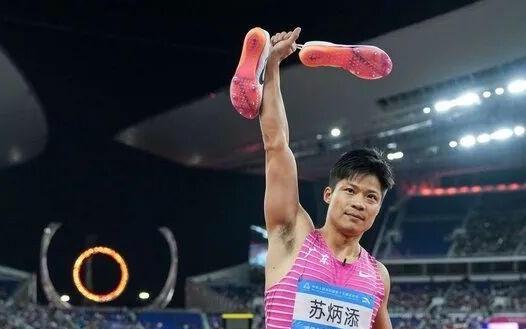 苏炳添宣布退役“再见啦，我亲爱的跑道”