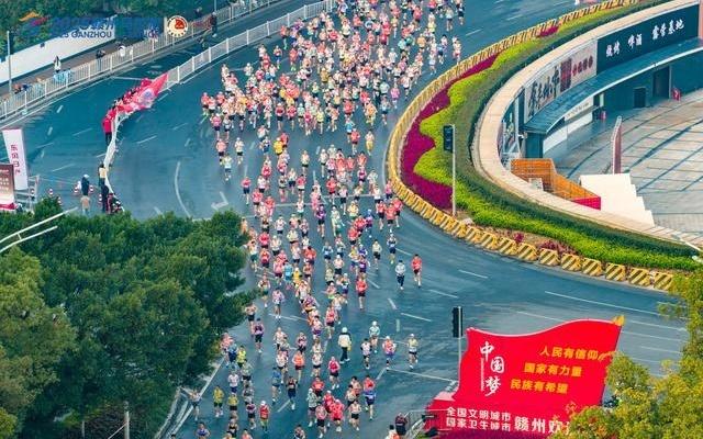 一场马拉松，如何成了城市精神“加油站”新京报评论